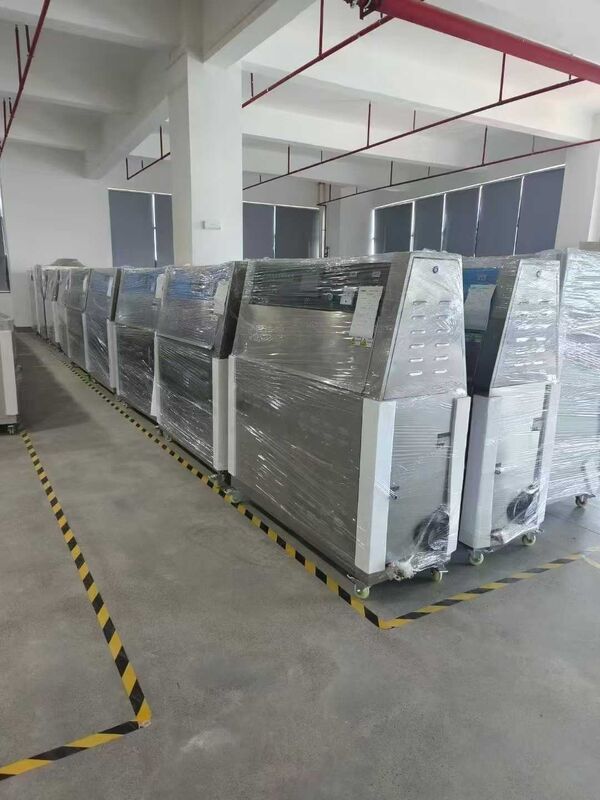 جهاز اختبار التقادم المعجل بالأشعة فوق البنفسجية للمطاط والبلاستيك والجلود والأحذية مع وحدة تحكم رقمية في درجة الحرارة PID وغرفة اختبار العوامل الجوية